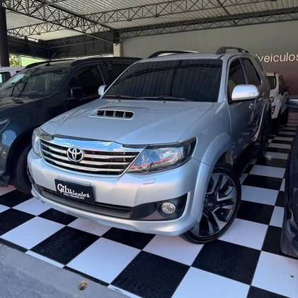 TOYOTA HILUX 3.0 SRV 4X4 CD 7 LUGARES 16V TURBO INTERCOOLER DIESEL 4P AUTOMÁTICO TOYOTA HILUX 3.0 SRV 4X4 CD 7 LUGARES 16V TURBO INTERCOOLER DIESEL 4P AUTOMÁTICO